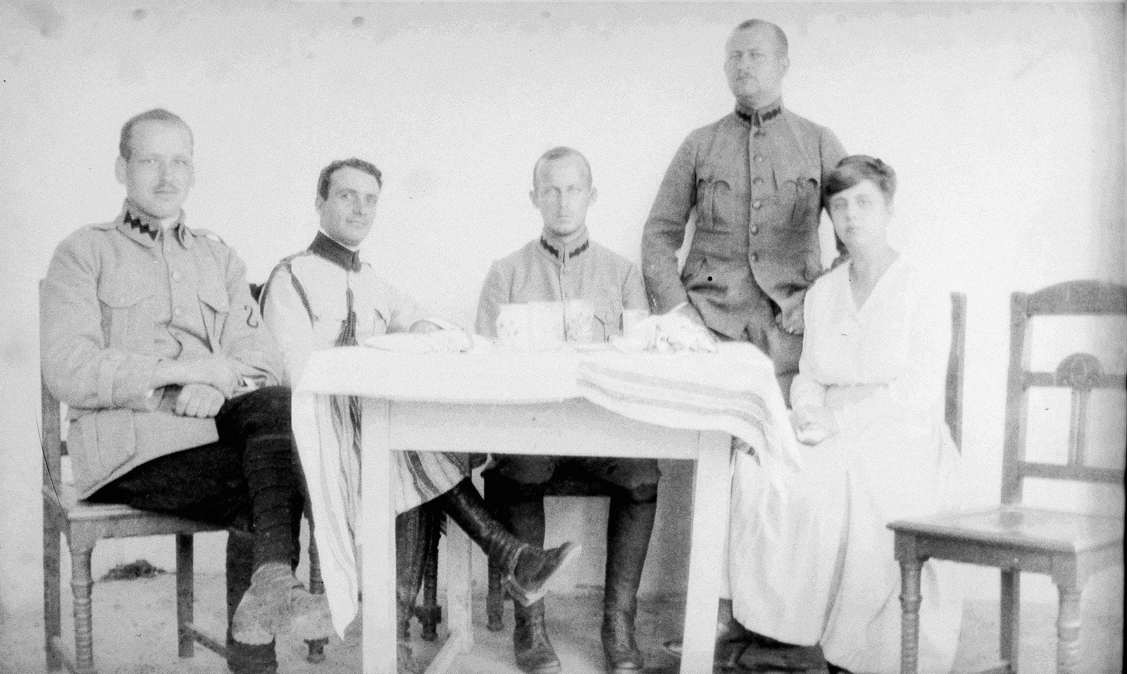 Петро Шекерик-Доників (крайній ліворуч), Василь Вишиваний (посередині). 1919 р.