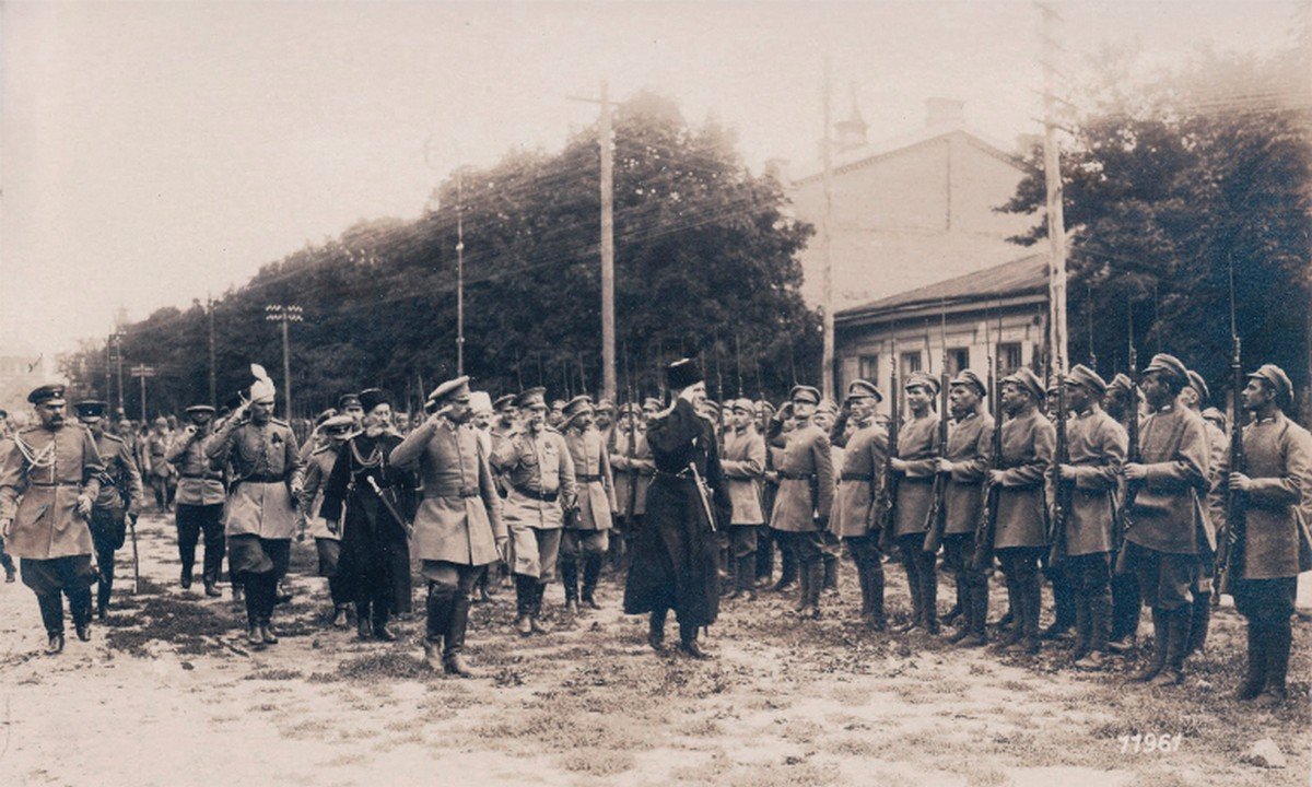 Гетьман Скоропадський оглядає Сірожупанну дивізію. Серпень 1918 р.