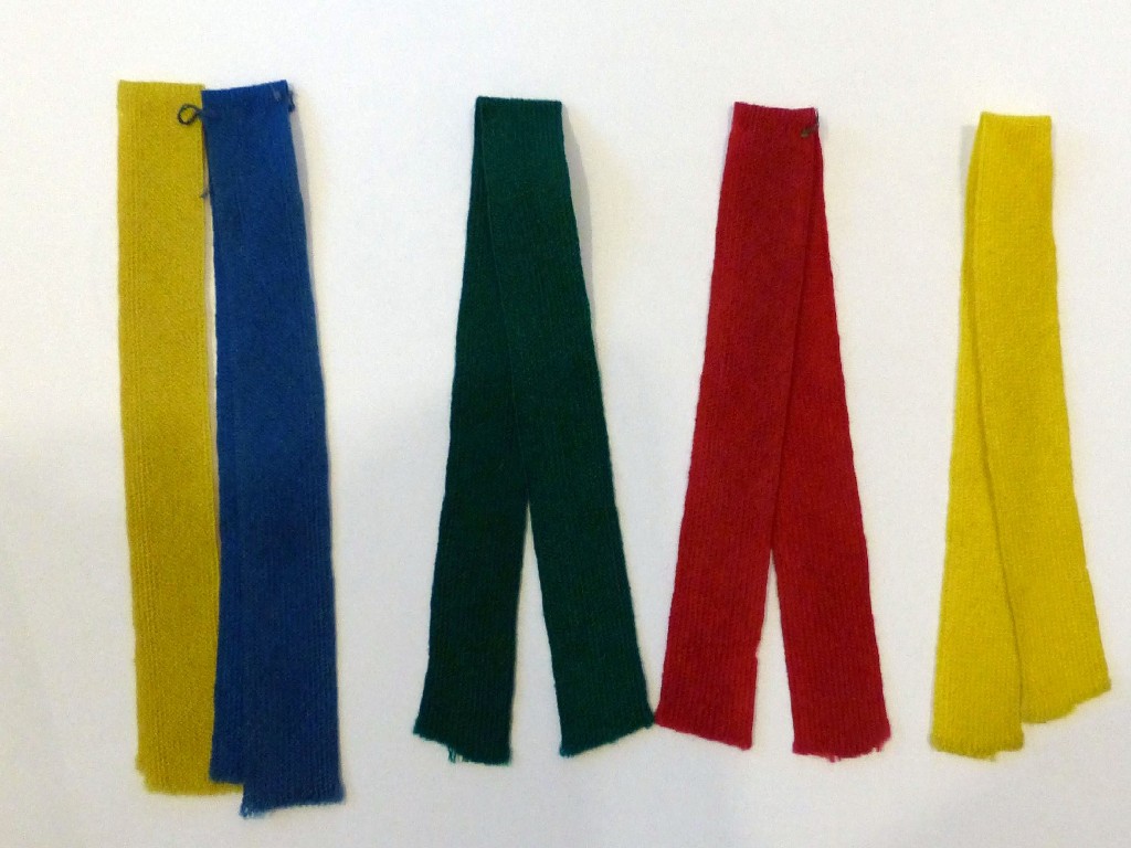 П'ять стрічок [з бавовни]: дві — жовтого кольору, по одній — зеленого, синього та червоного кольору (можливо використовувалися для розпізнавання куренів). 