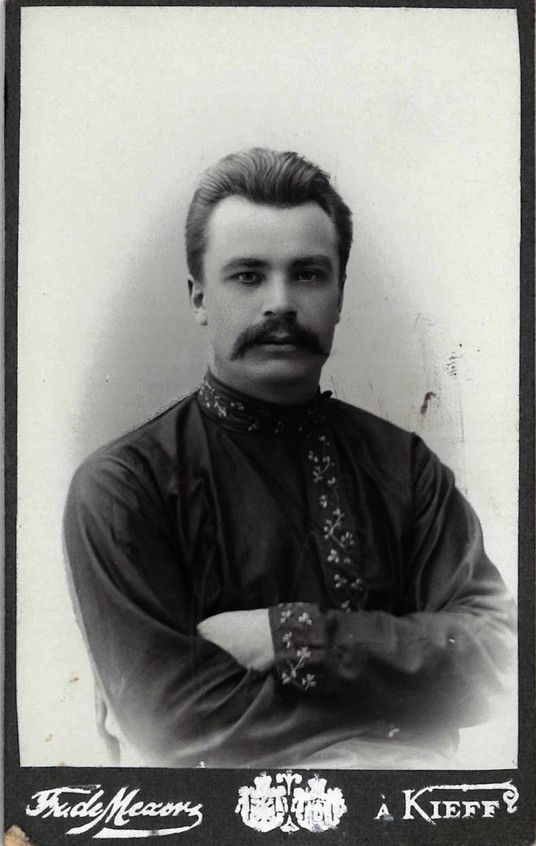 Фотокартка В. Винниченка, якому 26 липня 1920 р. виповнилося 40 років.