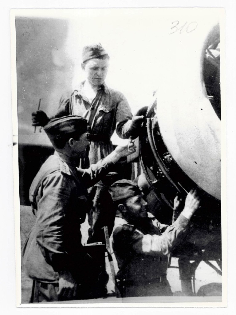 Після бойового завдання. Огляд мотора літака. Липень 1944 р.