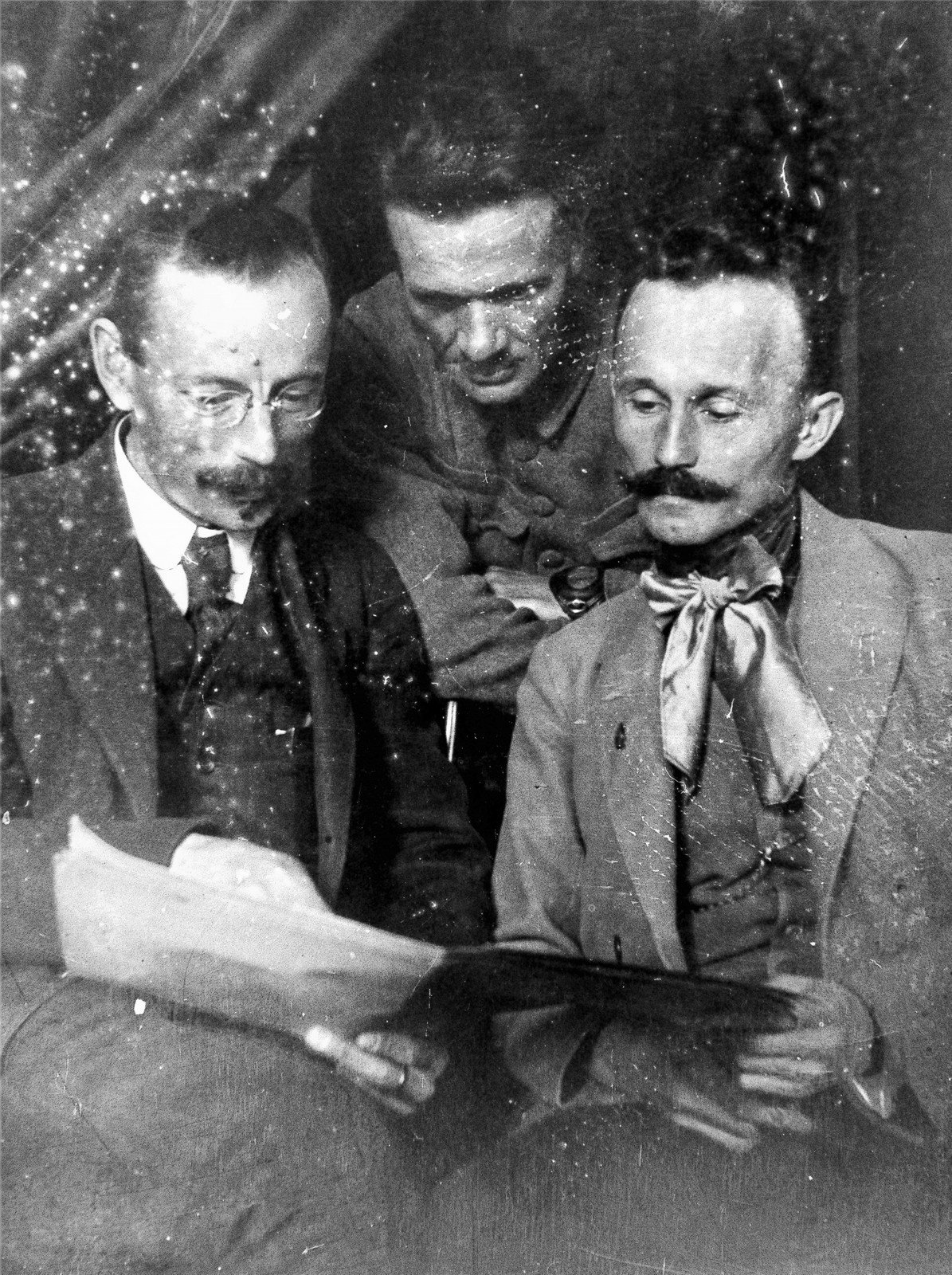 Угрин-Безгрішний (у центрі), Василь-Сильвстр Пачовський (крайній праворуч). 1919 р.