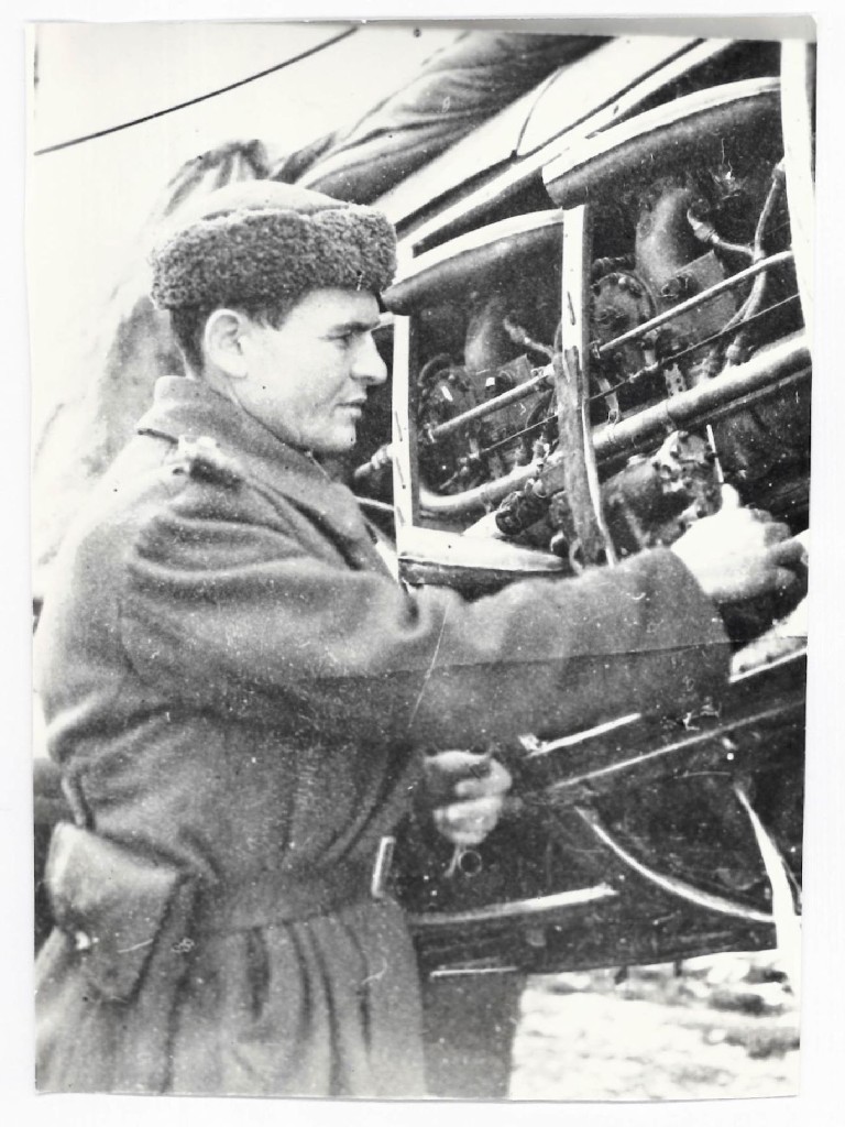 Віктор Коханюков за оглядом літака. 1944 р.
