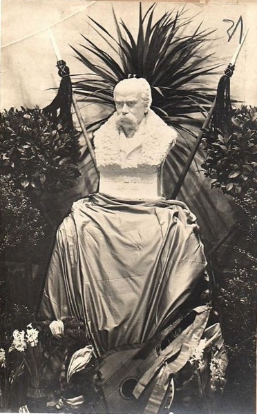 Бюст Т. Шевченка на сцені театру табору інтернованих в Ліберці під час свята 9 травня 1921 р. Світлив С. Слєзак.