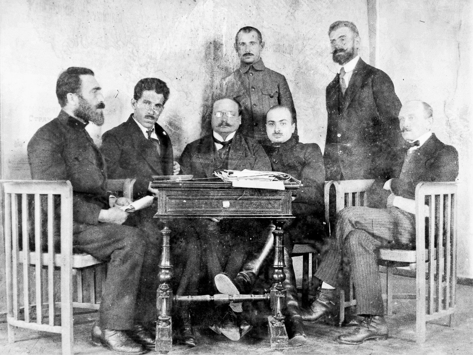 Семен Вітик (сидить третій зліва). 1919 р.