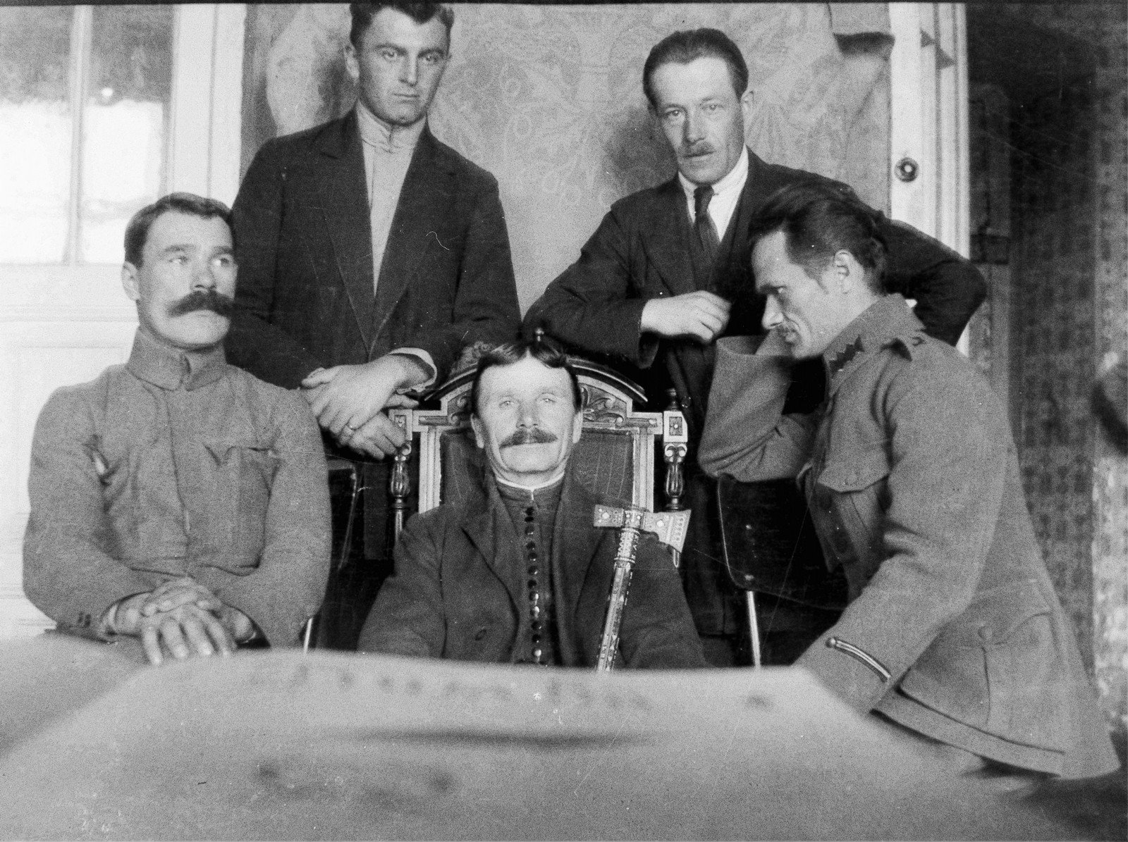 [Андрій Шмігельський] (сидить посередині), Микола Угрин-Безгрішний (крайній праворуч). 1919 р.
