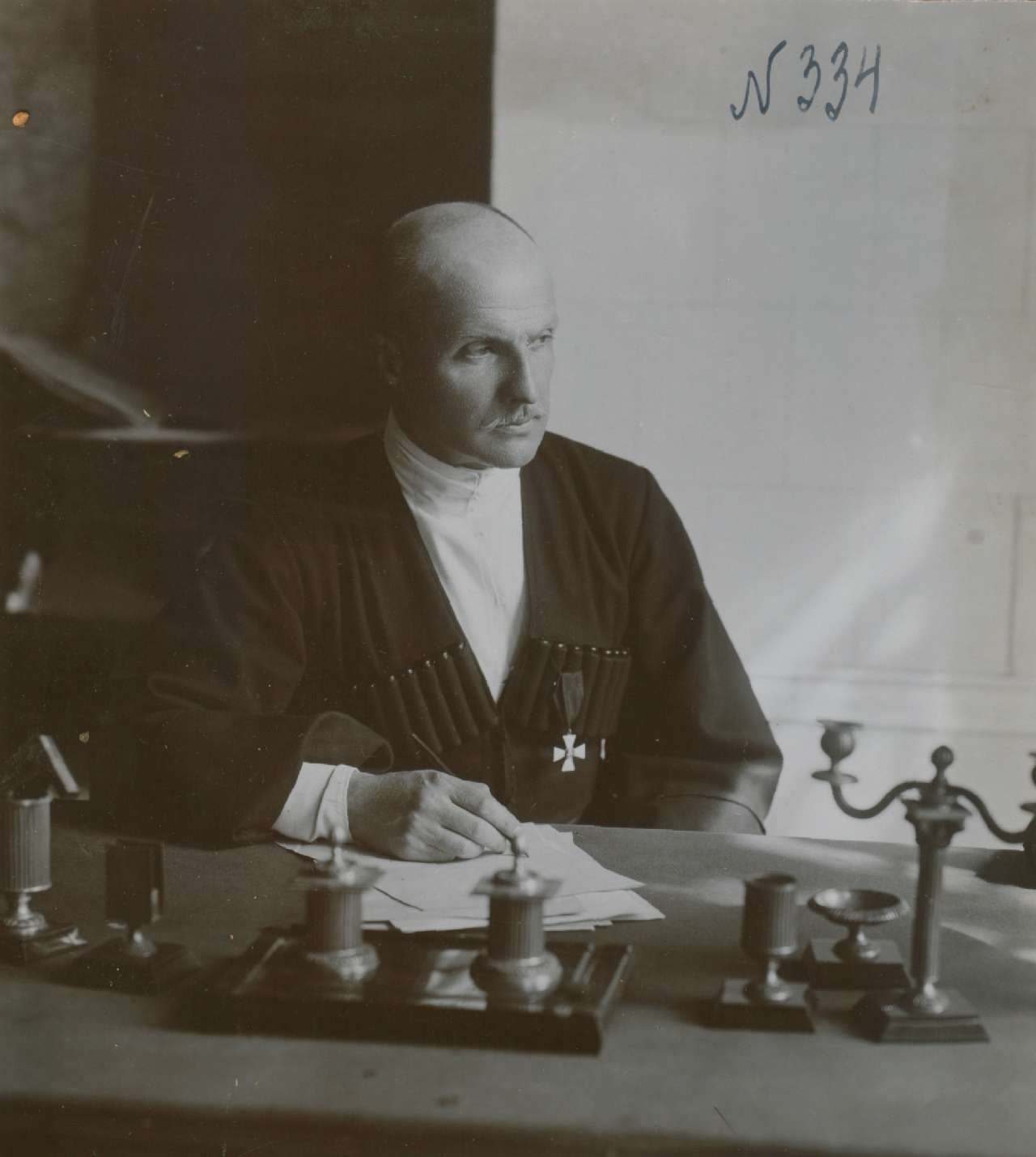 Гетьман Павло Скоропадський у робочому кабінеті. 1918 р.