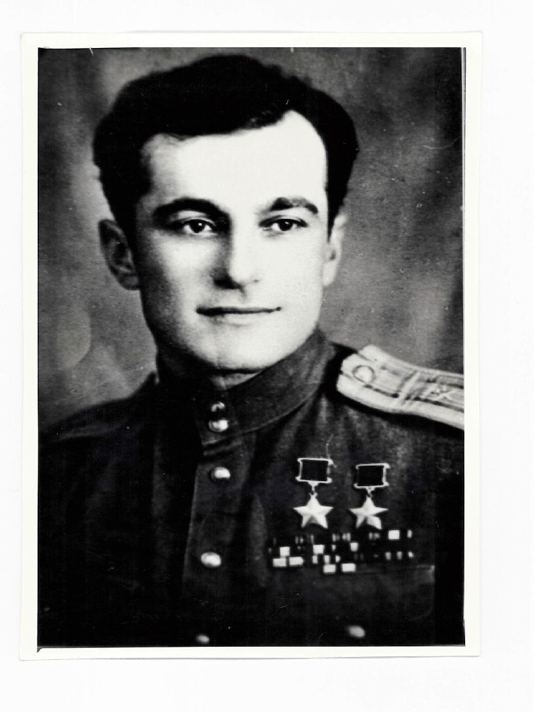 Льотчик-ас. Двічі Герой Радянського Союзу Амет-Хан Султан. 1945 р.