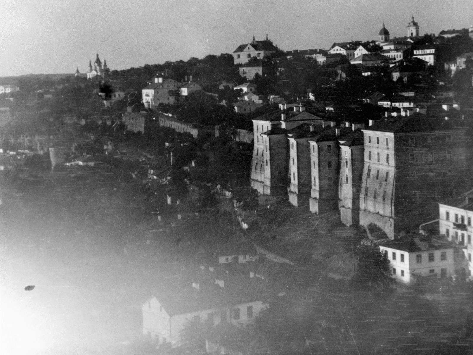 Вид на Старе місто (зліва Георгієвська церква, в центрі - Тринітарський костел, з правого боку - Архієрейська церква; на передньому плані - колишні казарми ХVІІІ ст.) 1919 р.