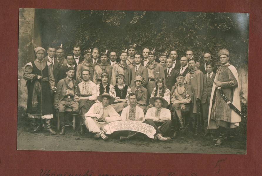 Групова фотографія аматорського гуртка в Подєбрадах, на якій у другому ряду в центрі - Олена Шовгенова (Теліга), за нею — Михайло Теліга