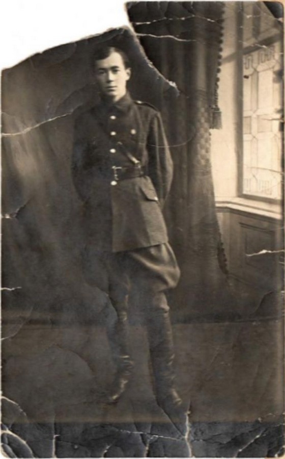 Сотник 6-ї стрілецької дивізії, член Громади старшин В. Соломонівський. Фотокартка 1921 р.