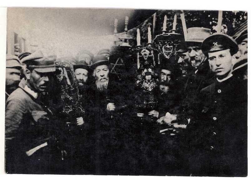 Єврейська делегація з Торою вітає Головного Отамана військ УНР С. Петлюру після його повернення з Галичини з Українською Галицькою армією. Фотокартка. Липень 1919 р.
