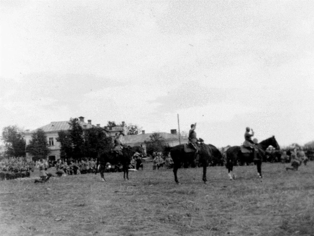 Старшини на конях під час присяги на вірність Українській Народній Республіці. 14 жовтня 1919 р.