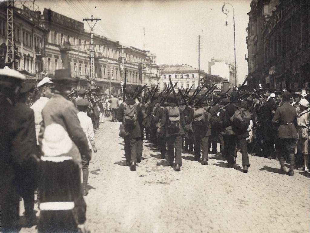 Польські війська на вулицях Києва. Фотокартка. Не раніше 8 травня 1920 р.