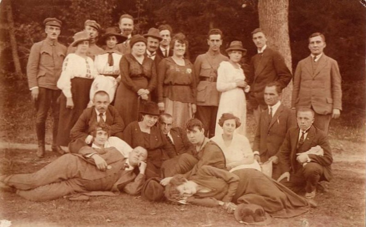 Актори Української Республіканської Капели під керівництвом О. Кошиця під час концертного турне в Словаччині. 25 вересня 1920 р. 