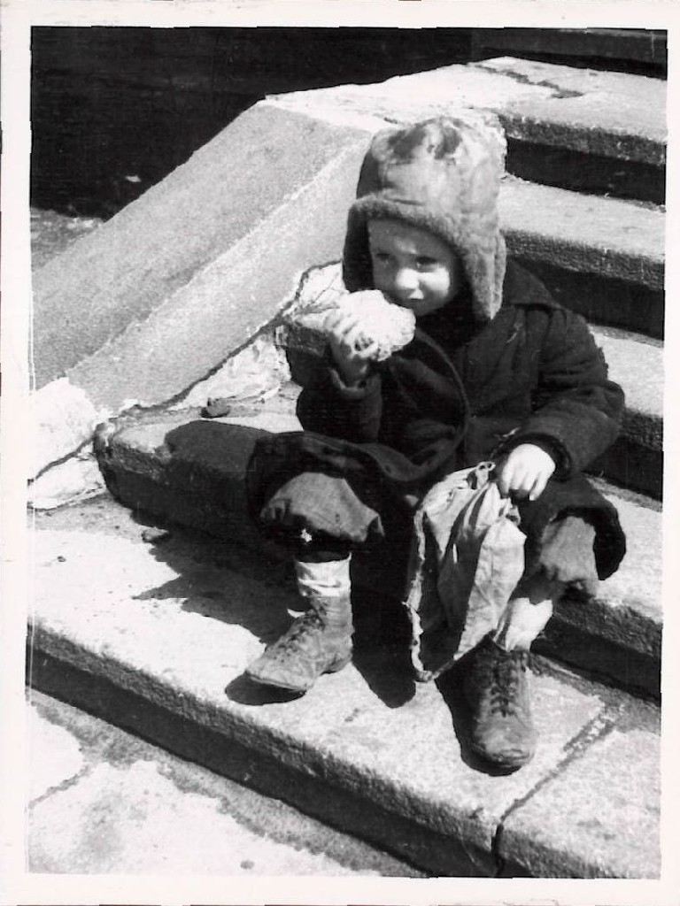 Хлопчик (м. Харків). Фото з трофейного фотоальбому (1942-1943 рр.).