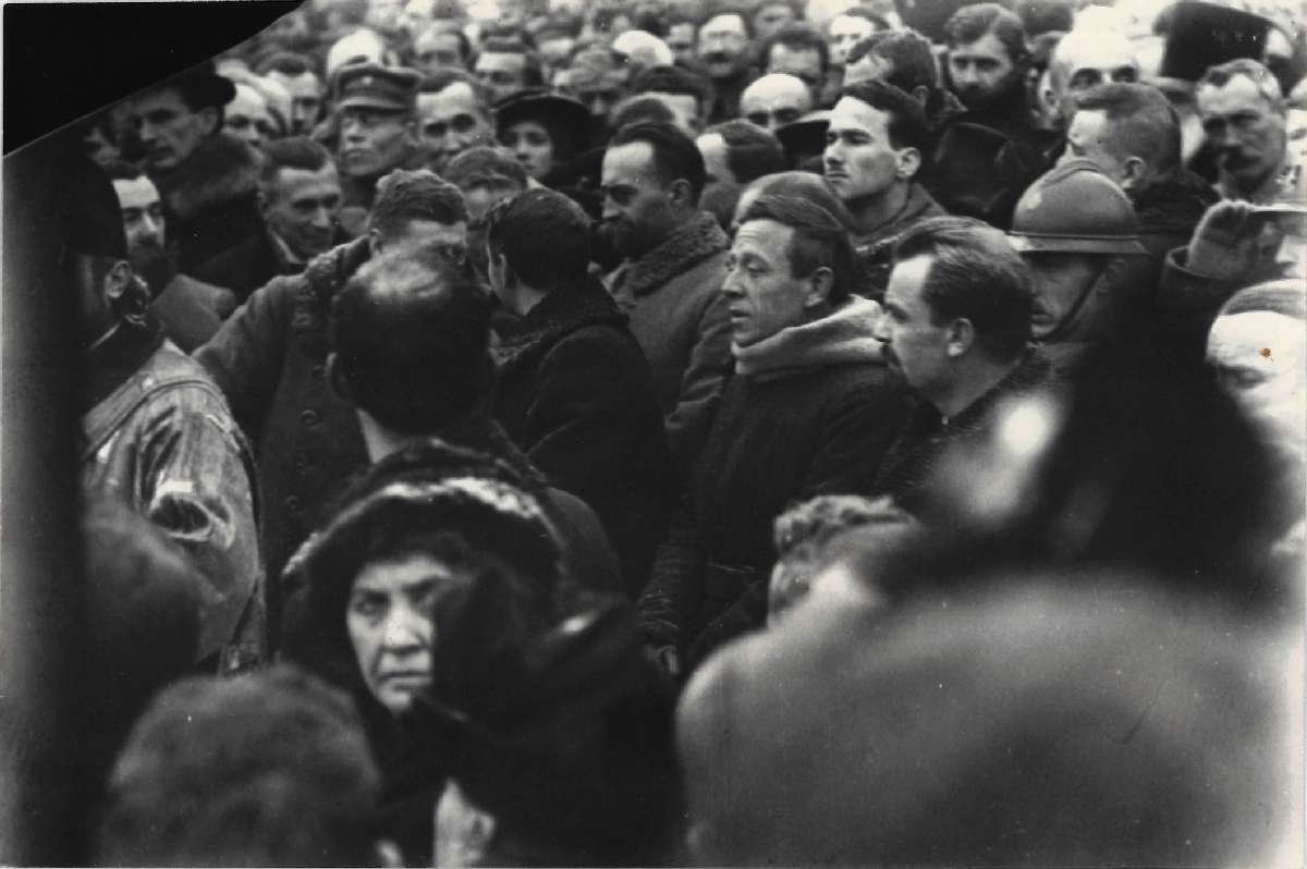 Фотокартка Володимира Винниченка та Симона Петлюри на Софіївській площі під час проголошення Акту злуки. 22 січня 1918 р.