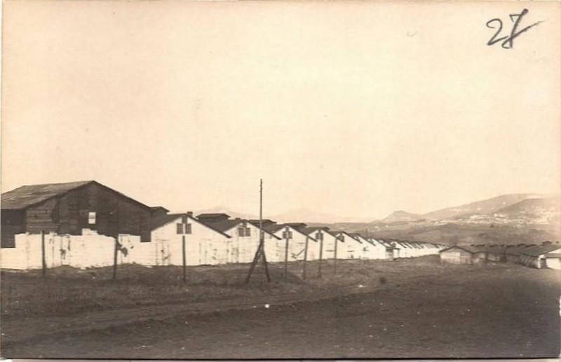 Фотокартка з видом на бараки в таборі для інтернованих у Ліберці (на дальньому плані — таборовий театр). Світлив С. Слєзак. Березень 1921 р.