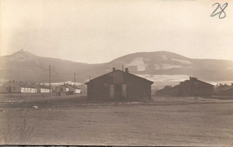 Фотокартка з видом на частину бараків в таборі для інтернованих у Ліберці та на гору Ешкен. Світлив С. Слєзак. Березень 1921 р.