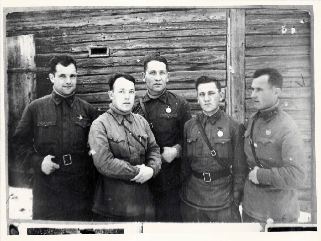 Група військових. Крайній праворуч Герой Радянського Союзу Борис Котлярський. [1942 р.]