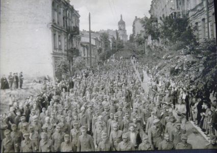 Колона німецьких військовополонених на Софійській вулиці. Київ, 1944 р.