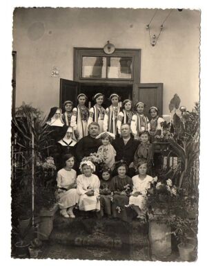 Августин Волошин з дружиною серед учнів сиротинцю “Св. Родина” в Ужгороді.