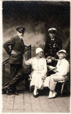 Генерал-хорунжий В. Савченко-Більський, капітан-лейтенант С. Шрамченко, дружина інж. Гурандо та її племінниця. Сарни. 6 серпня 1935 р.