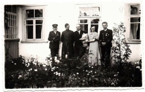 Генерал-хорунжий В. Савченко-Більський, отець Солопина, інженер А. Гурандо з дружиною та капітан-лейтенант С. Шрамченко. Сарни. 1938 р.