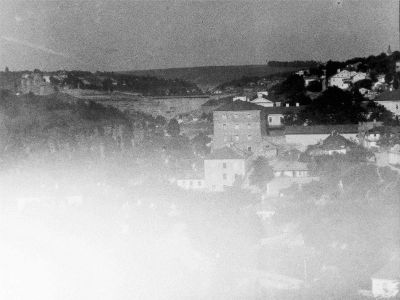 Вид на Старий замок та колишні казарми ХVІІІ ст. (на передньому плані). 1919 р.