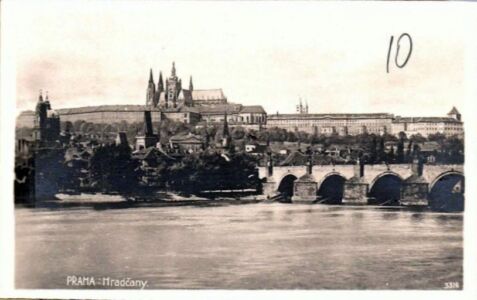 Листівка із зображенням середмістя Праги.
