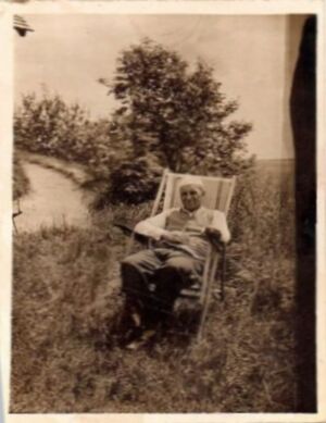 Фотокартка А. Жука, якому 1 липня 1920 р. виповнилося 40 років. 1939 р.