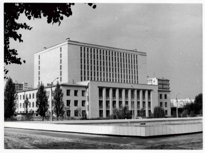 Головний корпус комплексу споруд центральних державних архівів Української РСР. Київ, не пізніше липня 1981 р.