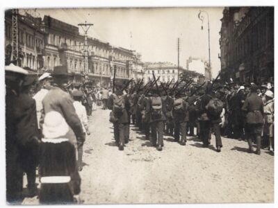 Польські війська на вулицях Києва. Фотокартка. Не раніше 8 травня 1920 р.