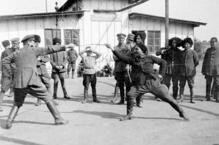 Гімнастичні вправи (фехтування) 3-го кінного полку у таборі м. Каліш. [1921 р.].