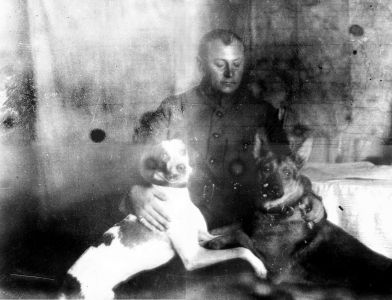 Олександр Загродський із собаками у таборі м. Каліш. [1921 р.].